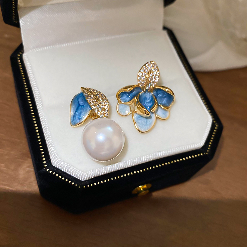 Pendientes asimétricos de perlas de flor de circonita de aguja de plata galvanizada de oro real de 14k Pendientes retro de lujo ligero de alta gama