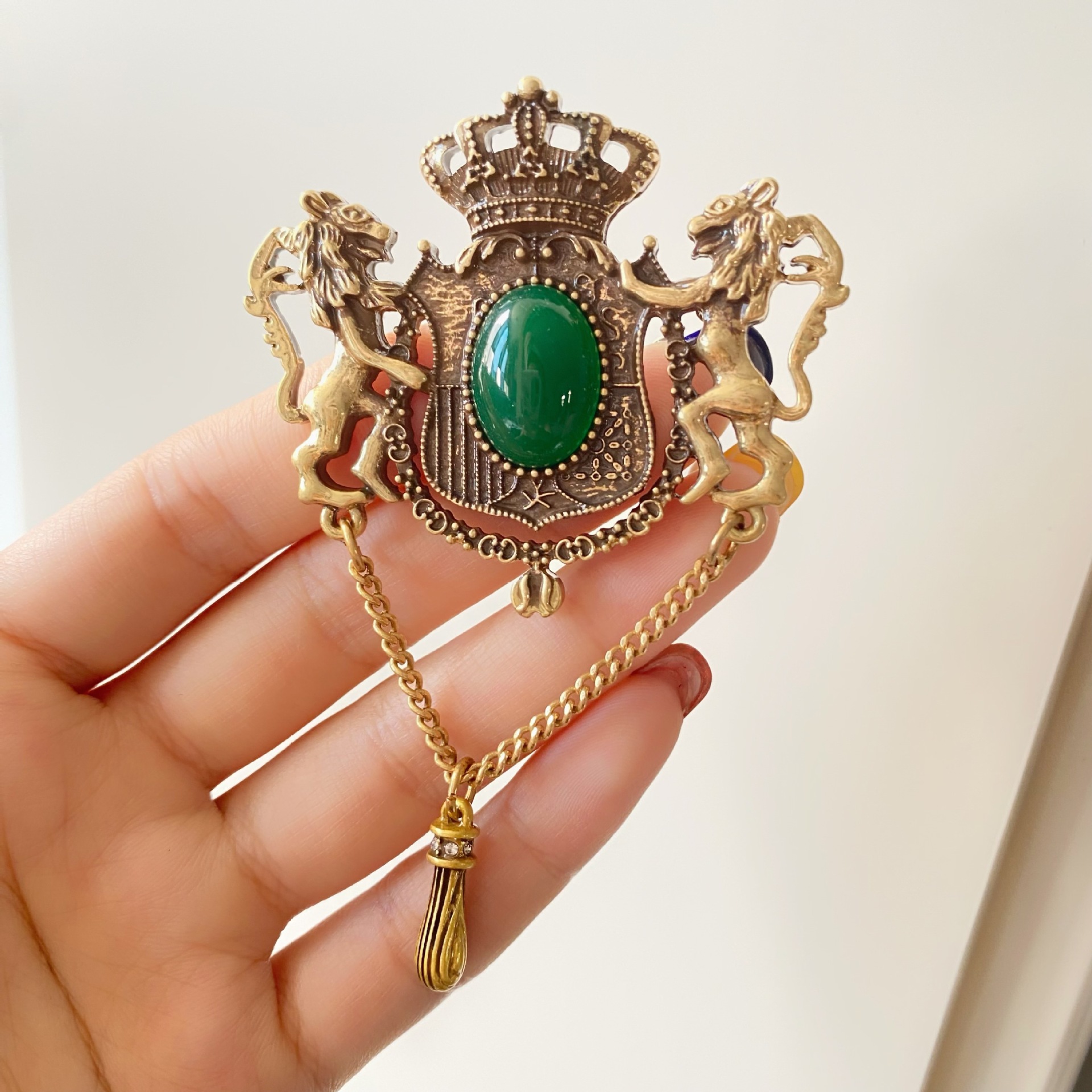 Baroque court style brooch exquisite water diamond inlaid chain tassel British style suit coat accessories