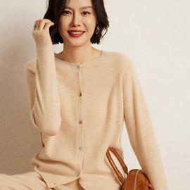 女式T恤;女式针织衫;围巾