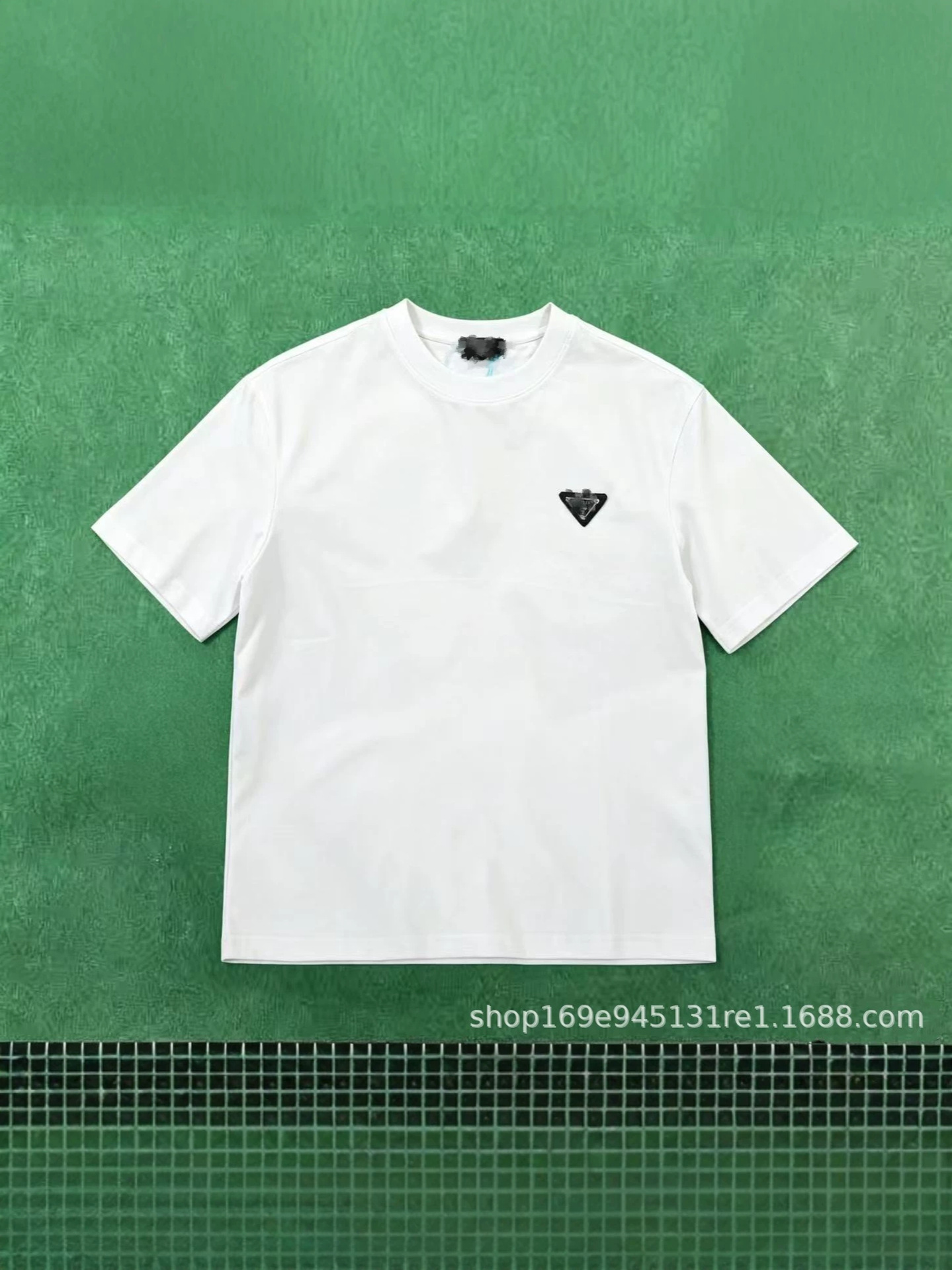 Camiseta de Manga Corta de Algodón con Emblema Triangular Metálico para Hombre y Mujer | Tejido Transpirable