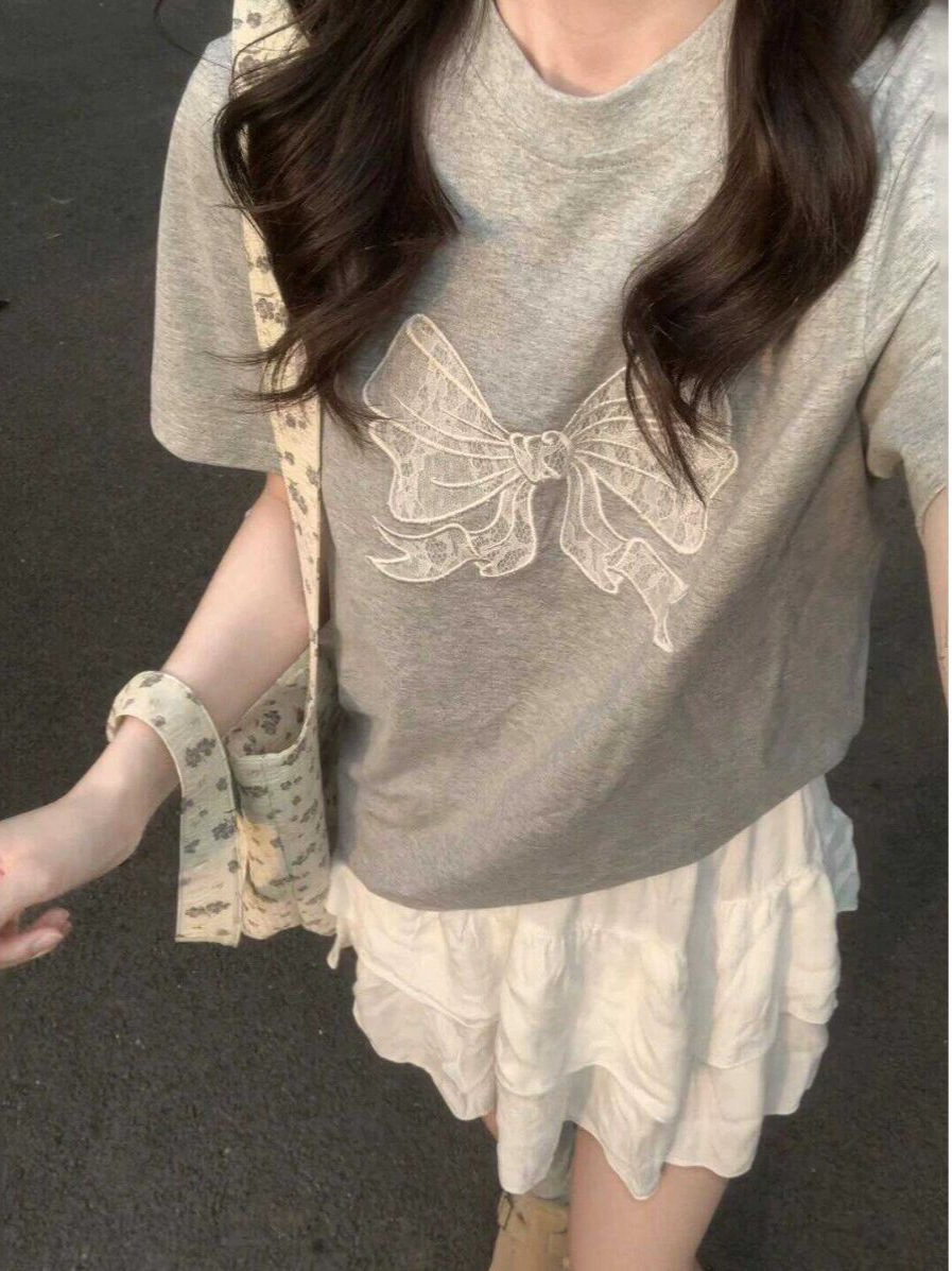 Áo thun nữ cổ tròn thêu nơ bướm, form rộng, chất cotton thoáng mát — màu xám