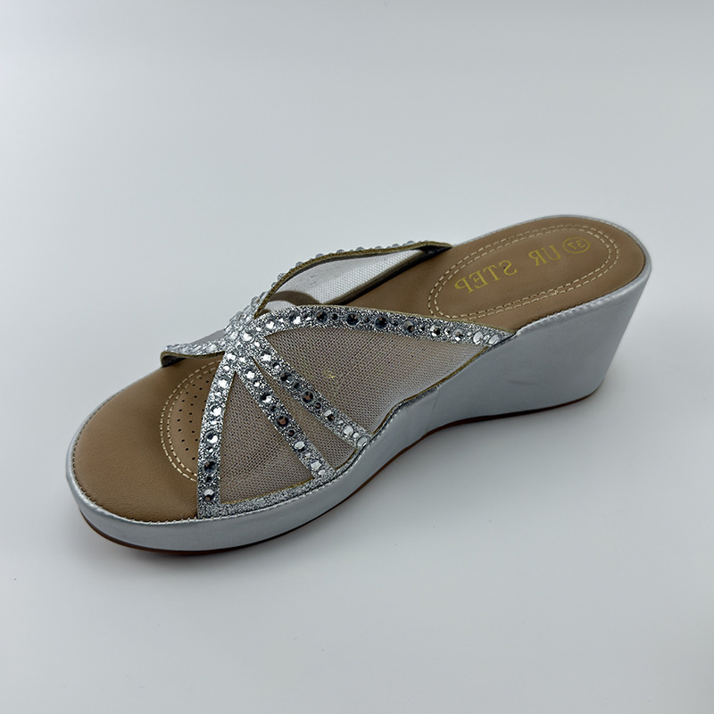 Zapatillas de tacón alto para mujeres de verano de malla de diamante de agua otoño de 2026 nuevo hombre pequeño con una parte inferior gruesa de una zapatilla confortable pendiente de zapatillas frías