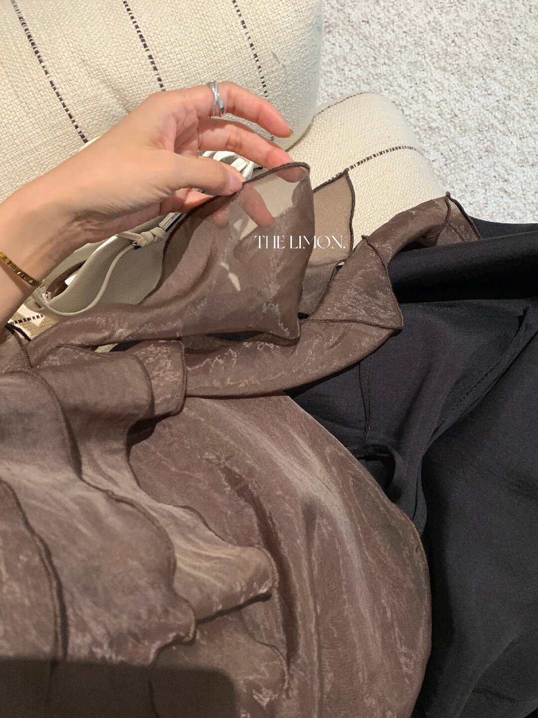 Áo sơ mi nữ một vai xếp tầng phối ren, tay ngắn, phong cách Hàn Quốc — màu đen, Màu cà phê, màu cam, màu mơ chi tiết 37