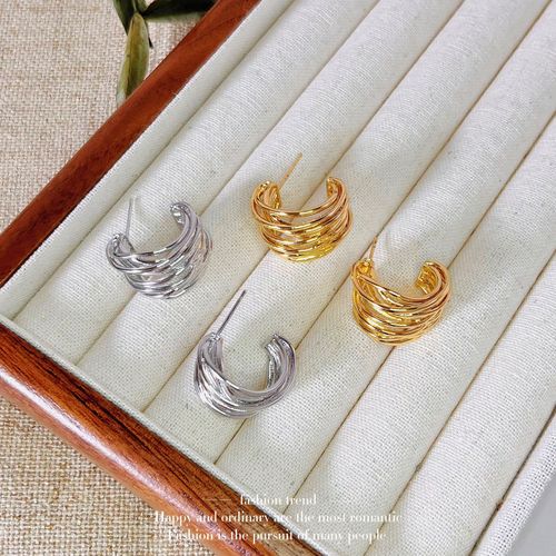 Niche C-shaped multi-layer twisted metal earrings for women, 925 silver needle punched, versatile cool style earrings with a sense of elegance.