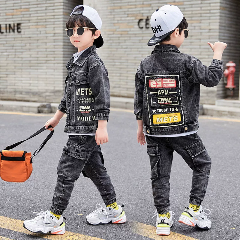 Джинсовый наряд для мальчиков весна-осень 2022, новый модный корейский стиль для детей старшего возраста, стильный и модный.
