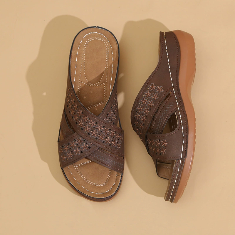 2023 внешняя Торговая платформа Полые перекрестные Тапочки женские трансграничные вышитые на танкетке пляжные сандалии с открытым носком сбоку пустой открытый носок