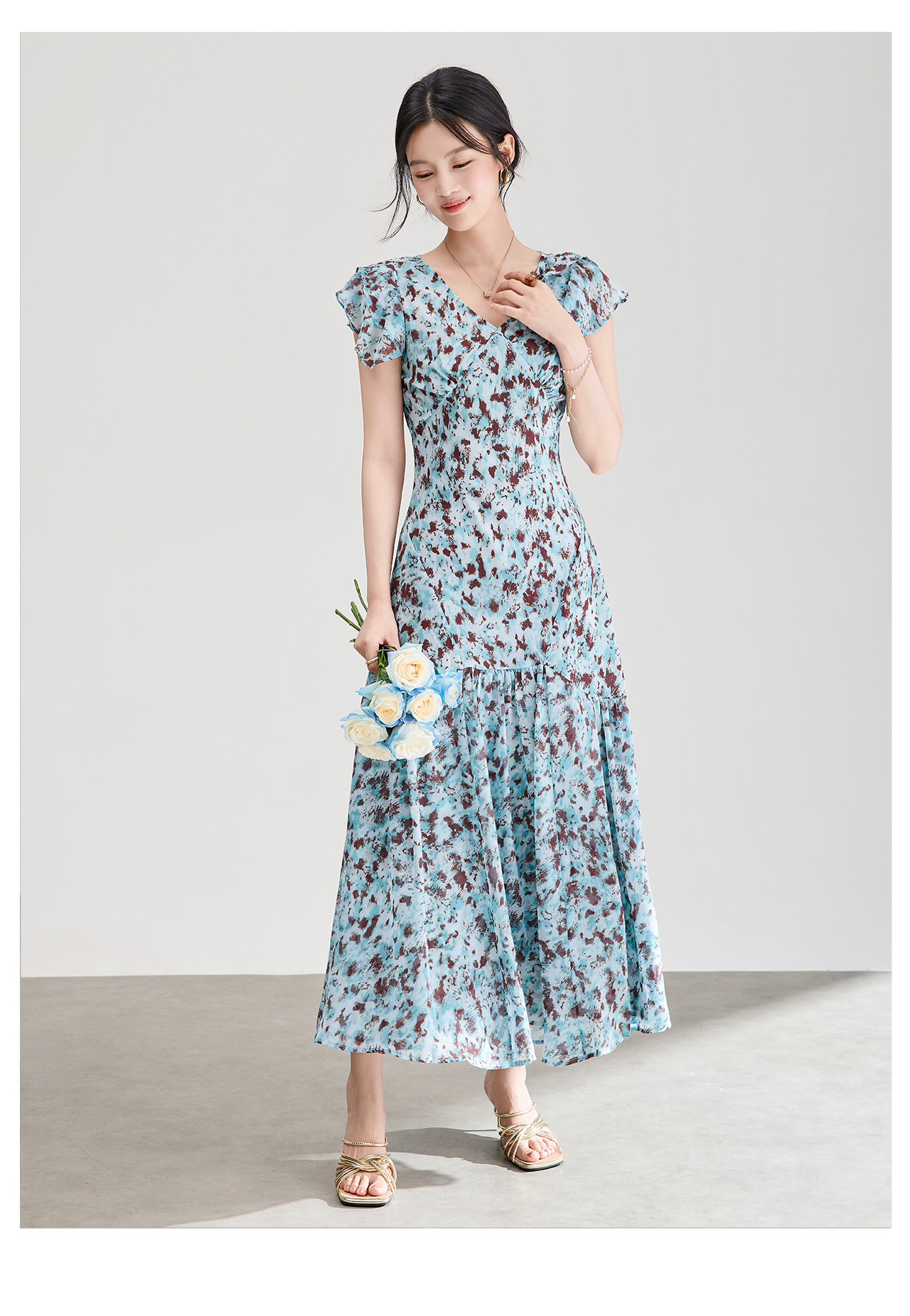 Đầm maxi nữ cổ V tay lá sen chất liệu chiffon in hoa nhí — xanh lam chi tiết 11