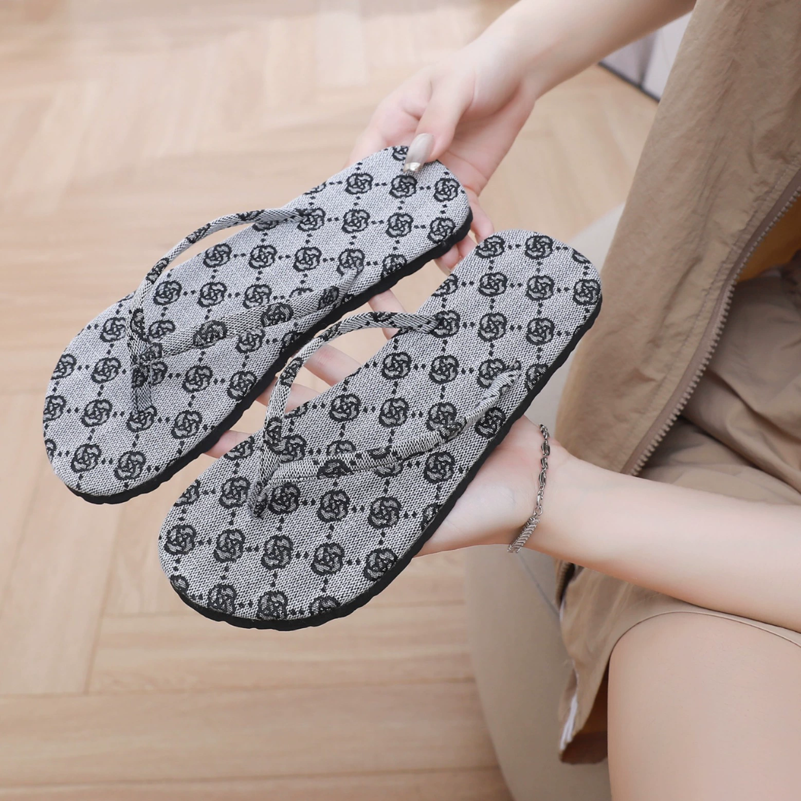 Корейская версия пары таскать тонкие полоски модные мужчины и женщины носят плоский нижний тайский пляжный туфли дуб шлепанцы