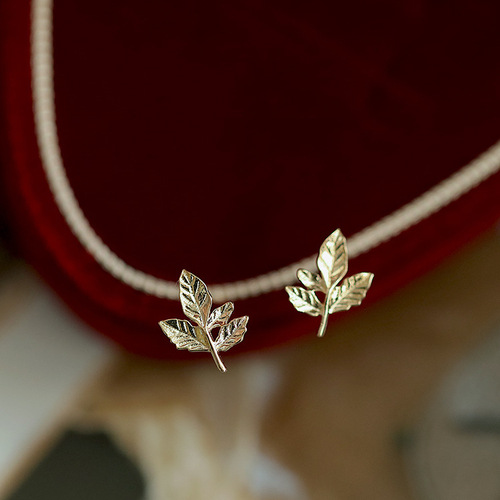 S925 sterling silver gold-plated earrings, a small gold leaf, temperament mini maple leaf earrings, earrings
