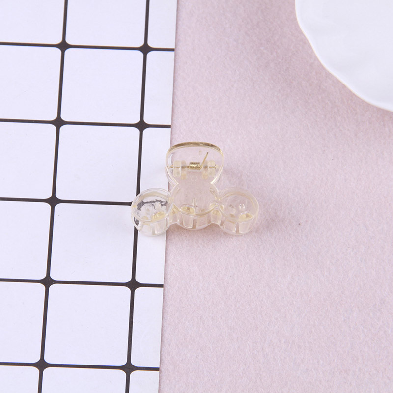 シンプルな女性がdiyの後頭部をつかんで髪を伸ばしてシャンパンの透明な底の胚の髪飾りをつかんで、ヘアピンの卸売りをします。|undefined