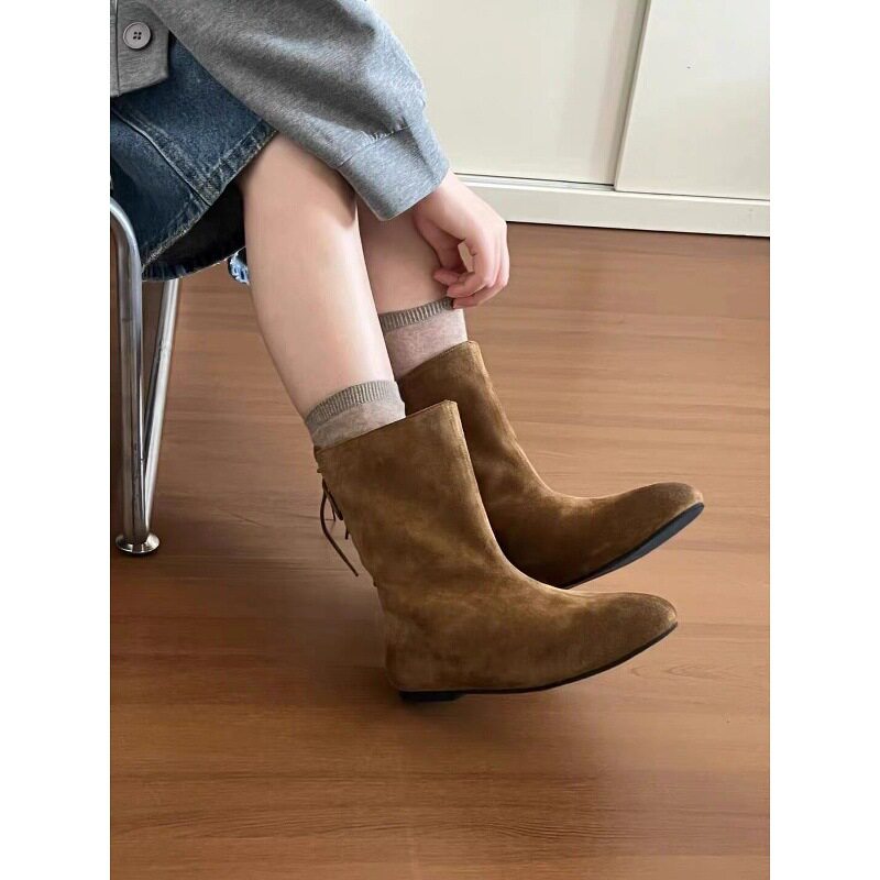 Bốt ngắn nữ da lộn mũi tròn buộc dây phía sau, đế bệt thoải mái — màu kaki, nâu sẫm