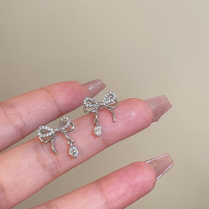 Aguja de plata Zircon en forma de U plisada pendientes curvados personalizada estilo frío serie de plata pendientes simples nichos pendientes de temperamento