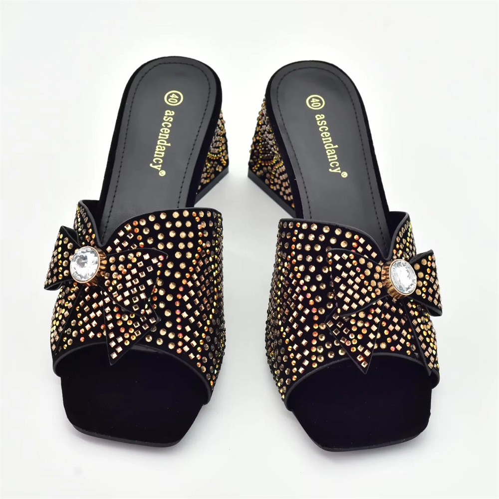 Vintage strasszokkal díszített női magassarkú cipő hozzáillő clutch stílusú vacsorához való öltönnyel_voghion.com