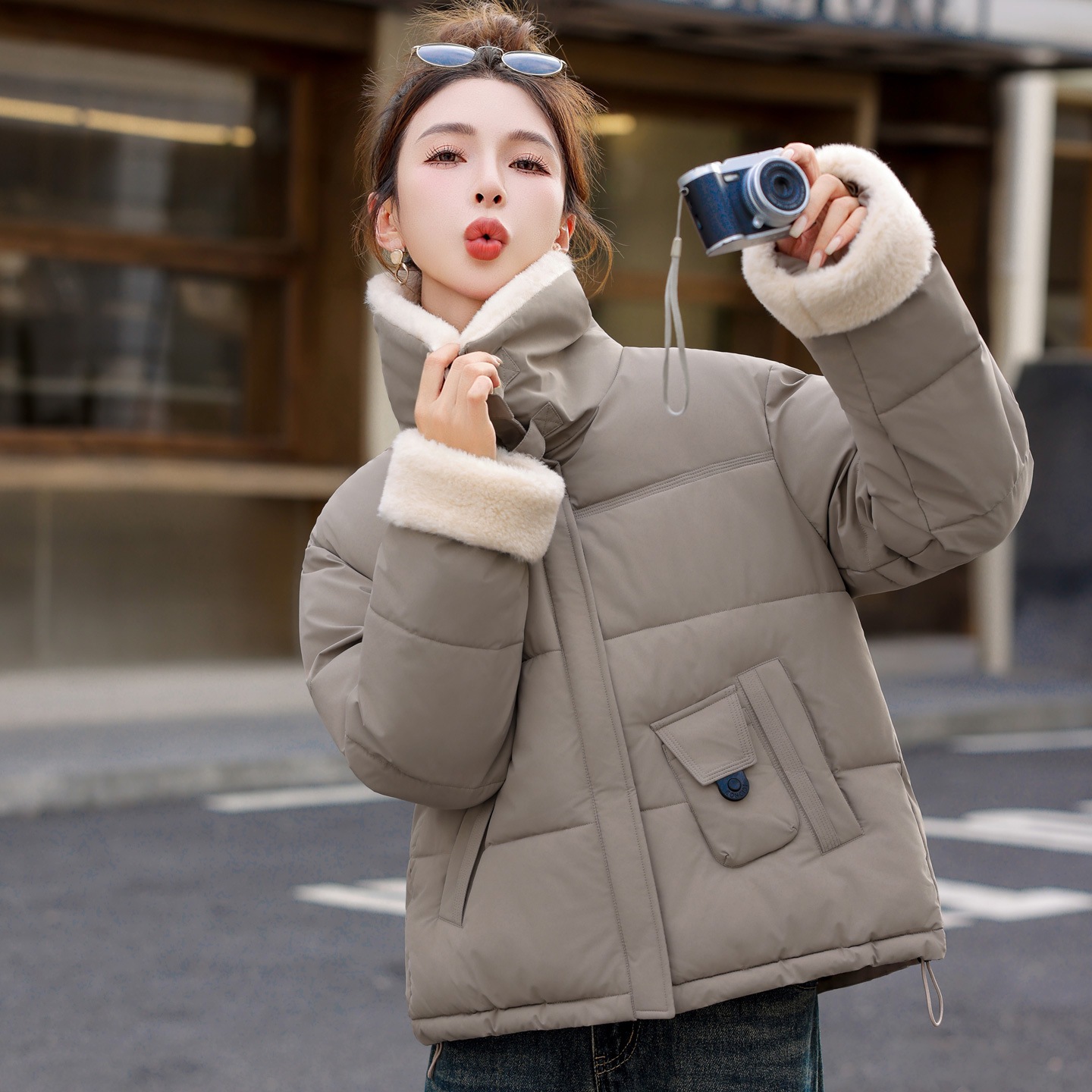 Spot 2025 invierno locomotora coreana estilo de viento casual suelto imitación de cordero calentamiento abrigo de algodón con solapa corta mujer image 9