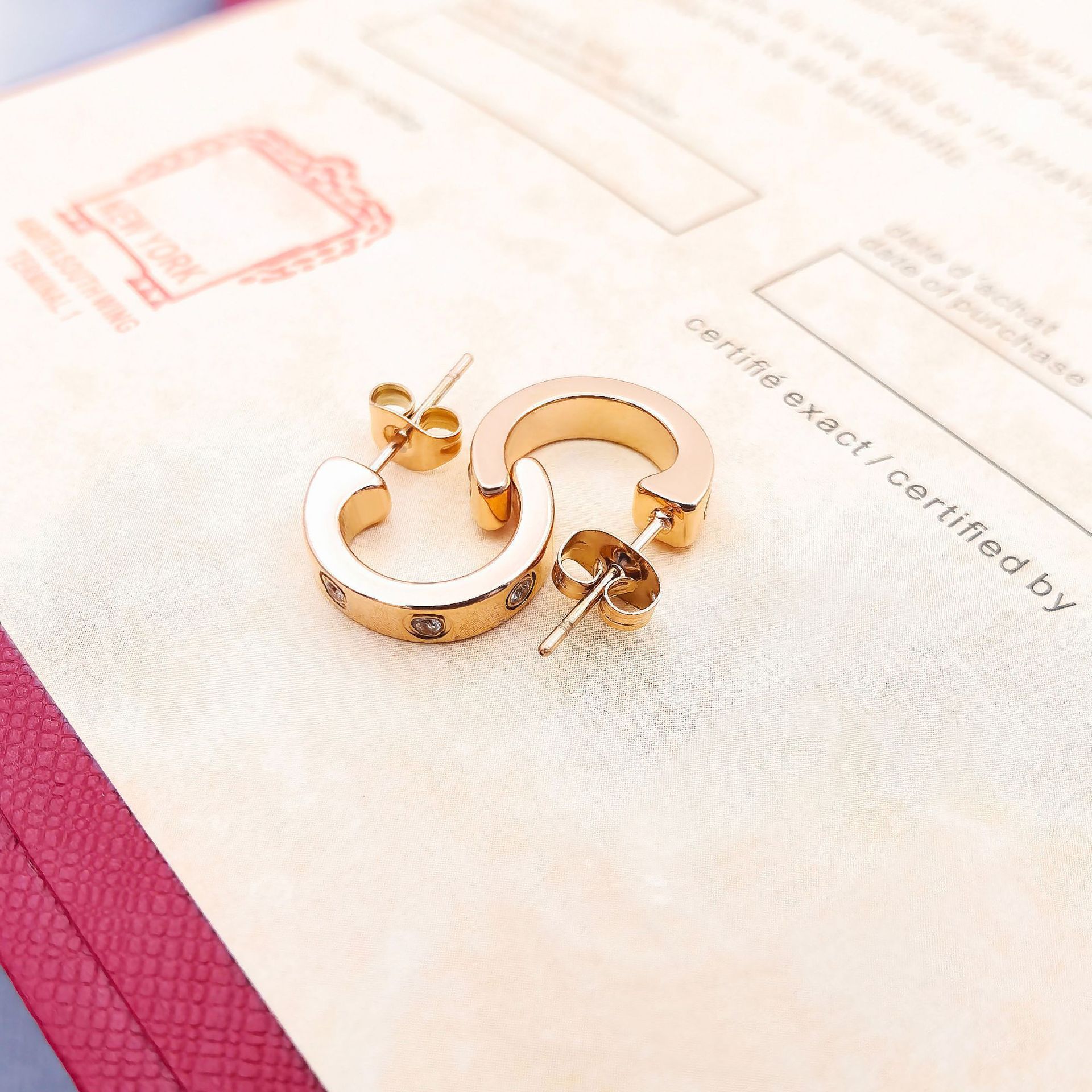 LOVE style Kajia C-shaped earrings
