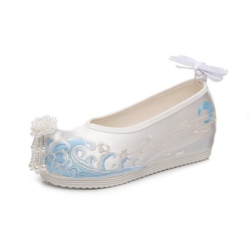 Blue sea within the new increased hanfu female costume collocation shoes become warped head national wind pearl Ming antique embroidered shoes