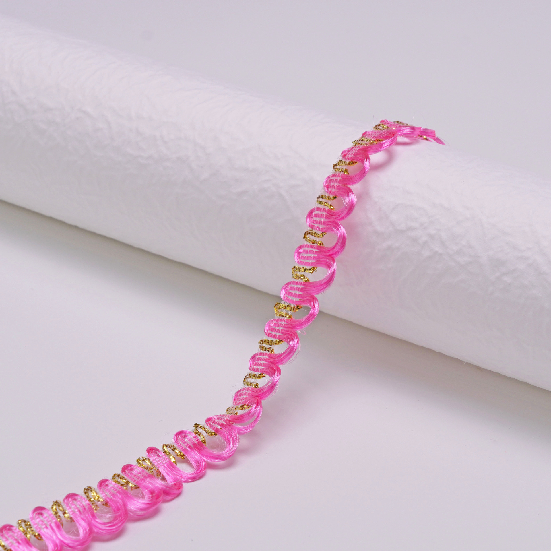 Suministro de stock directo de fábrica de 1cm de color dorado y plateado borde ondulado encaje ropa accesorios