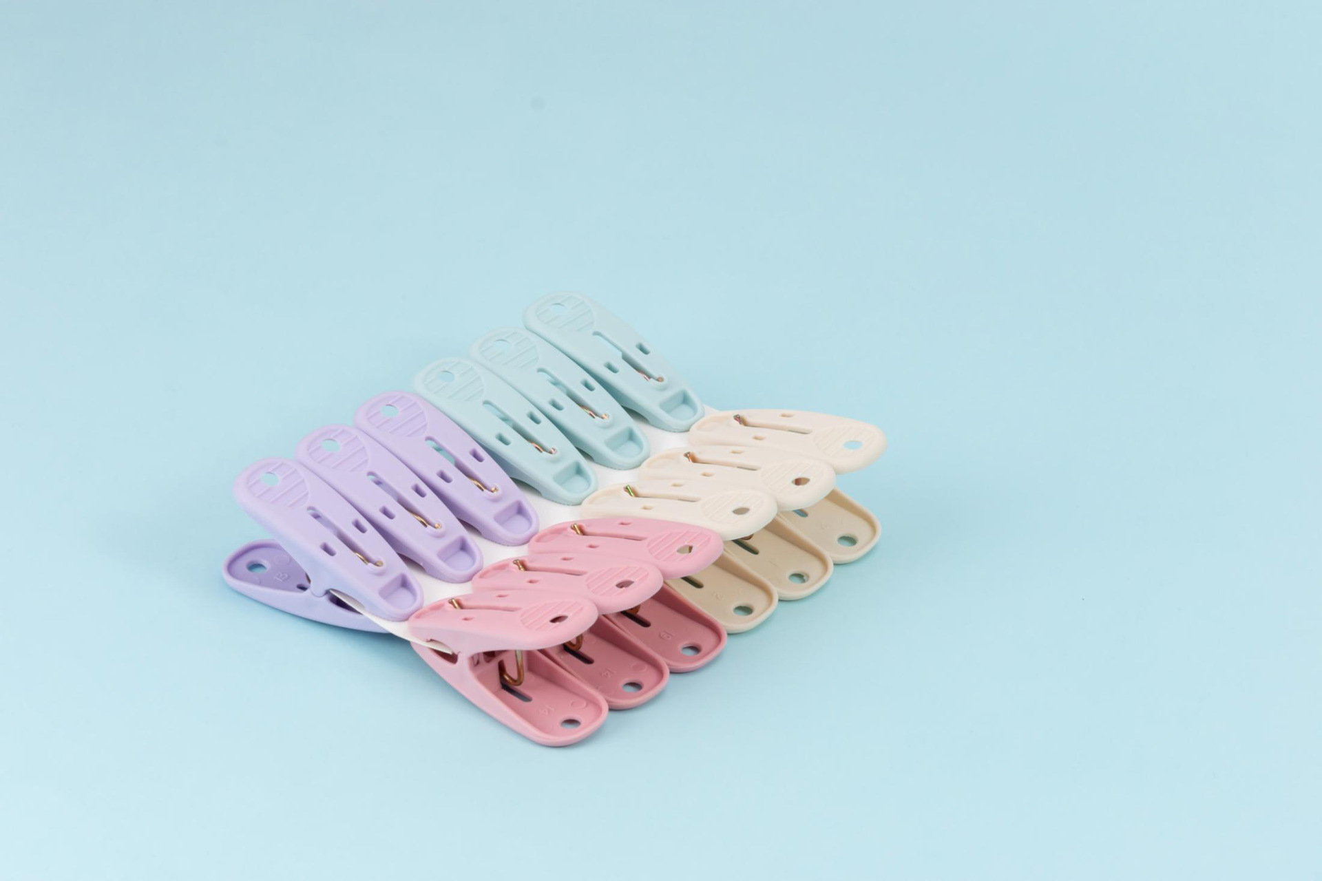 Wholesale kid clip plastic small clip underwear underwear socks clip fixed windproof clothes clip drying clip 12 pack