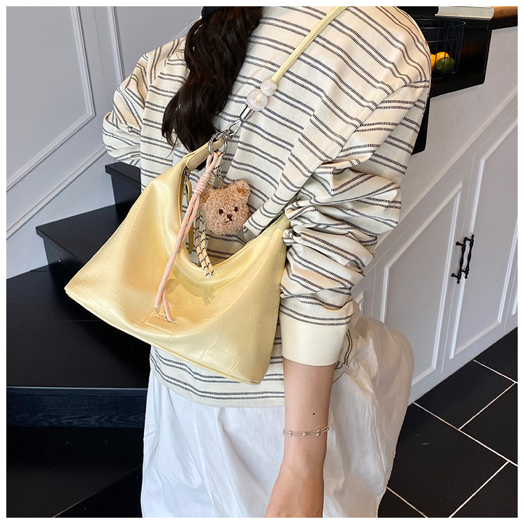 In the summer of 2025, crossbody bags, women's bags, single-shoulder bags, versatile casual bags, sports underarm bags, soft leather bags, dumplings, and women's bags undefined