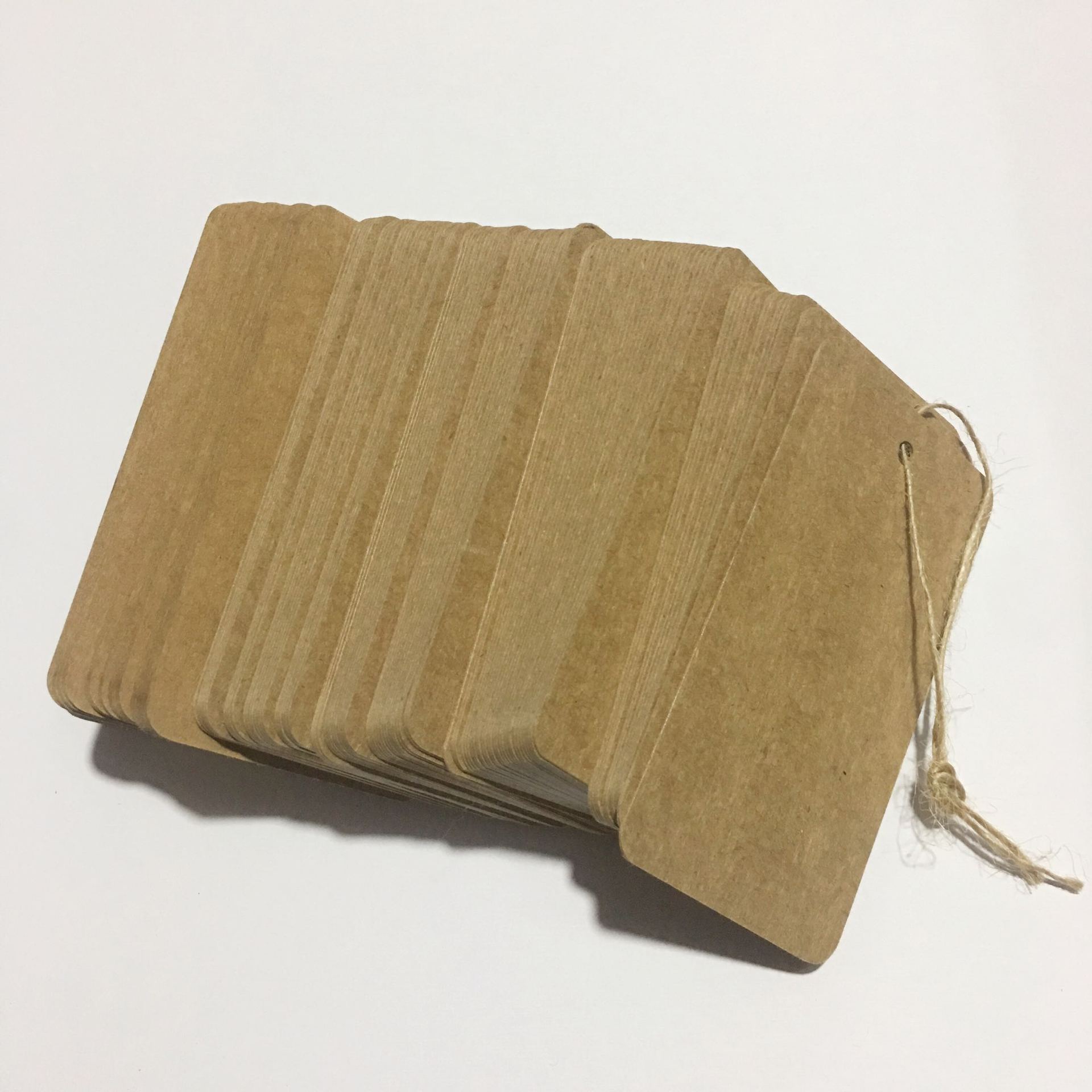 牛皮纸吊牌合格证各种型号卡350g空白标签现货吊牌