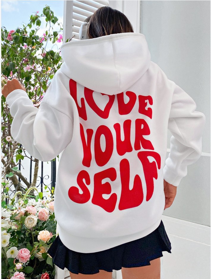 Dam hoodie i fleece med texttryck på ryggen_voghion.com