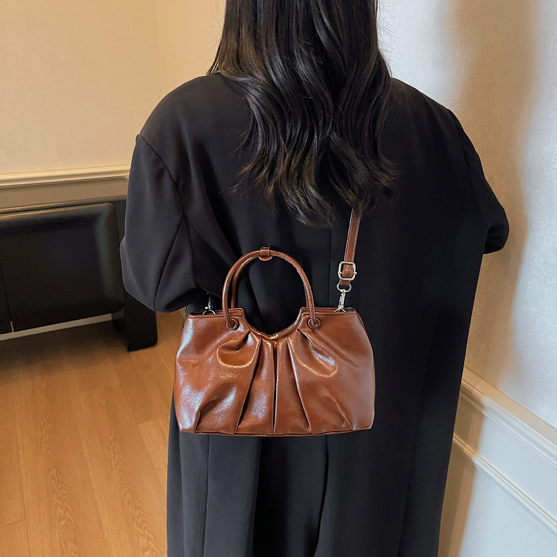 Este año popular nicho pliegue bolso de nube para mujeres 2025 nuevo retro textura casual portátil tote