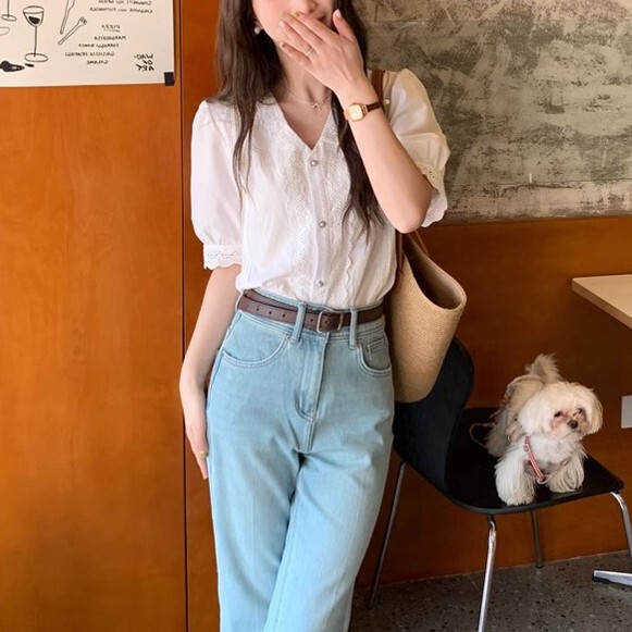 French Retro White V-Neck Lace Short-Sleeved Shirt for Women in Summer, Age-Reducing and Slimming Look Shirt, Puff-Sleeved Top