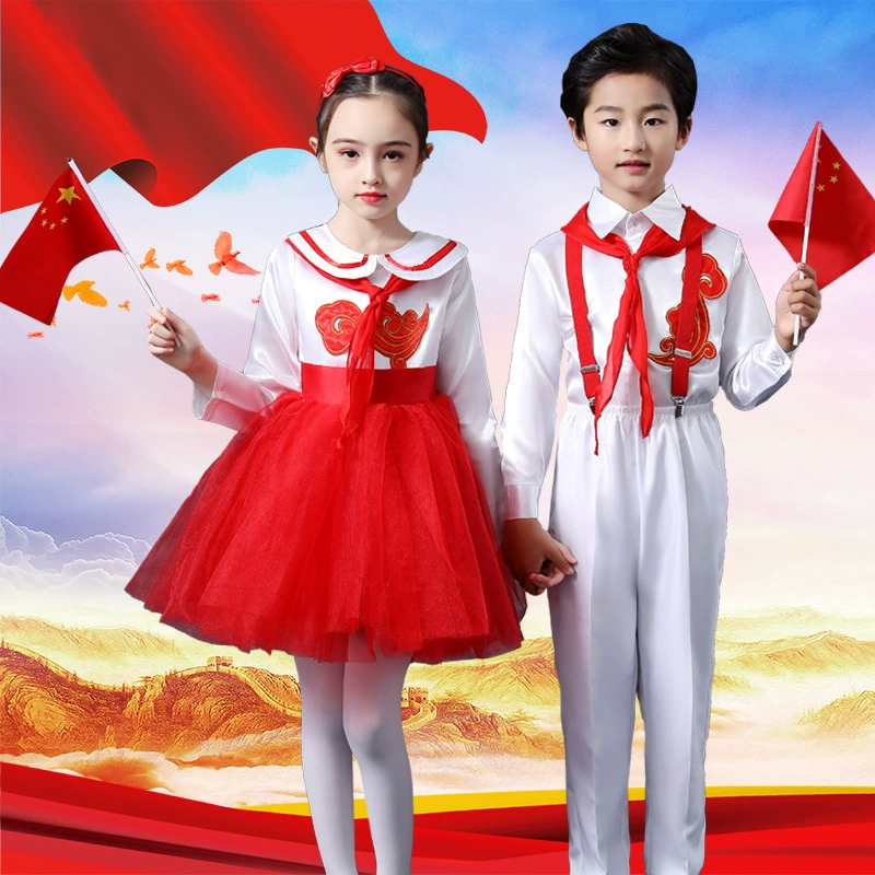 Национальный день Детский костюм хора Костюм для выступлений Учащиеся начальной и средней школы Стихотворение Пение Родина Красная песня Красный шарф Костюм для выступлений
