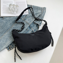 尼龙布斜挎包女工装包大学生休闲百搭单肩背包简约复古饺子包