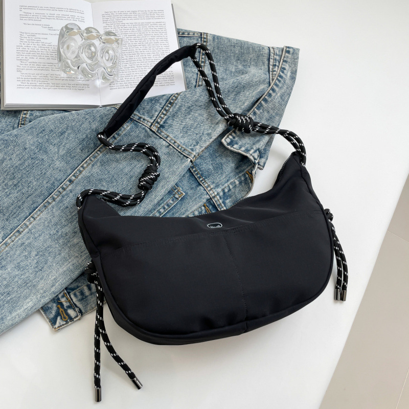 尼龙布斜挎包女工装包大学生休闲百搭单肩背包简约复古饺子包