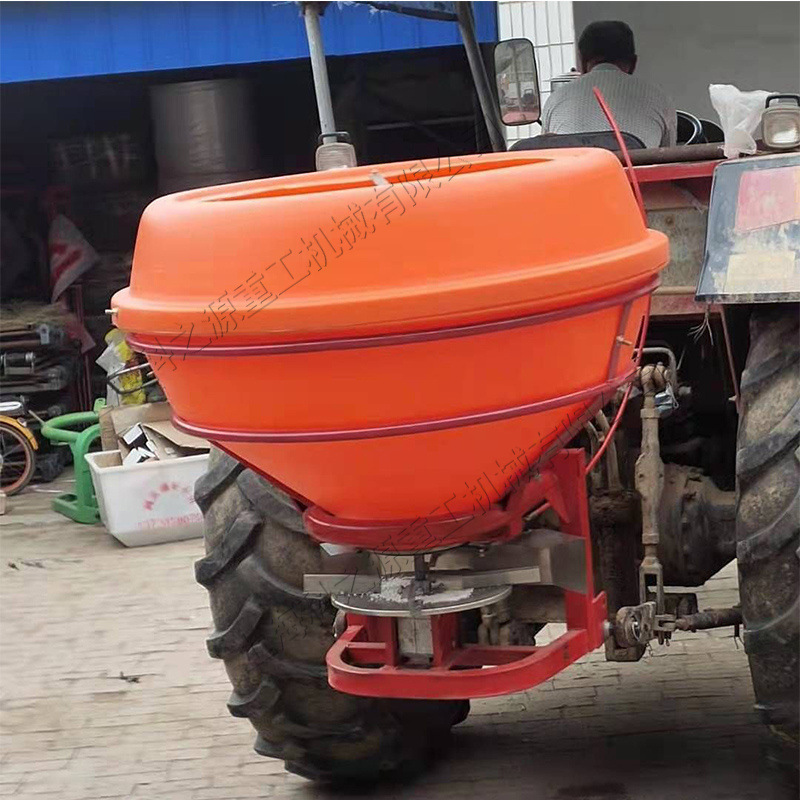 产地货源悬挂传动轴施肥机 大容量塑料桶抛肥机 雪后融雪剂撒播机