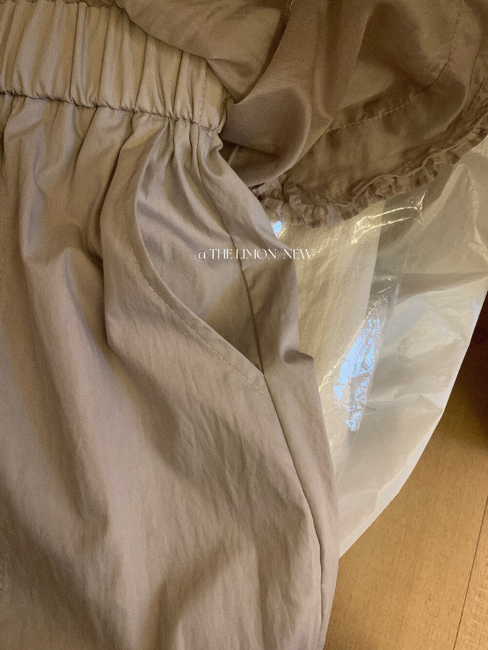 Quần culottes nữ ống rộng cạp cao phong cách Hàn Quốc, thiết kế giả hai lớp viền bèo nhún — màu trắng, màu xám, màu kaki chi tiết 10