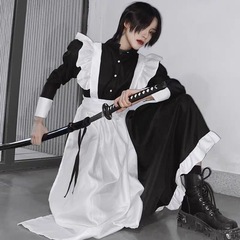 メイド服の男性は日常のコスプレを着ています。