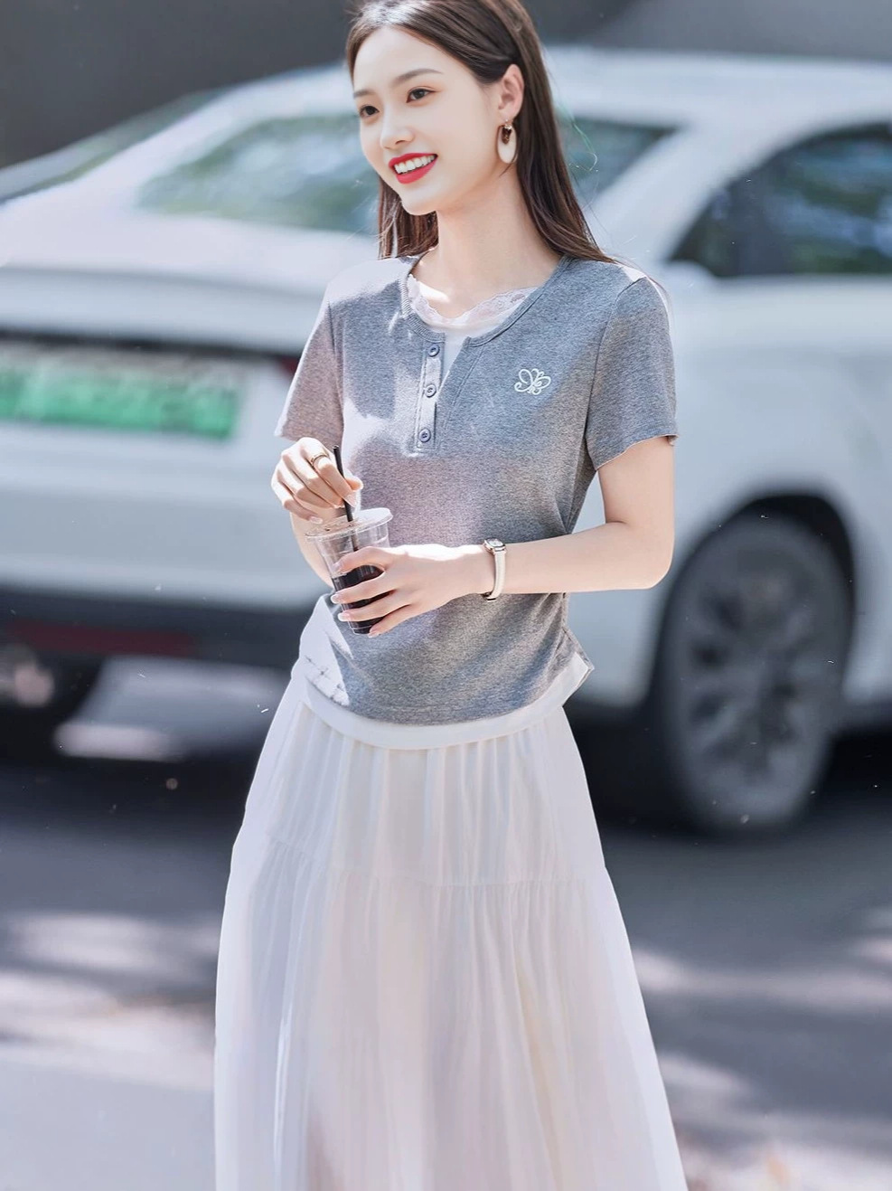 Áo thun nữ tay ngắn cổ ren phối ren, thêu họa tiết, dáng ôm gọn — màu xám