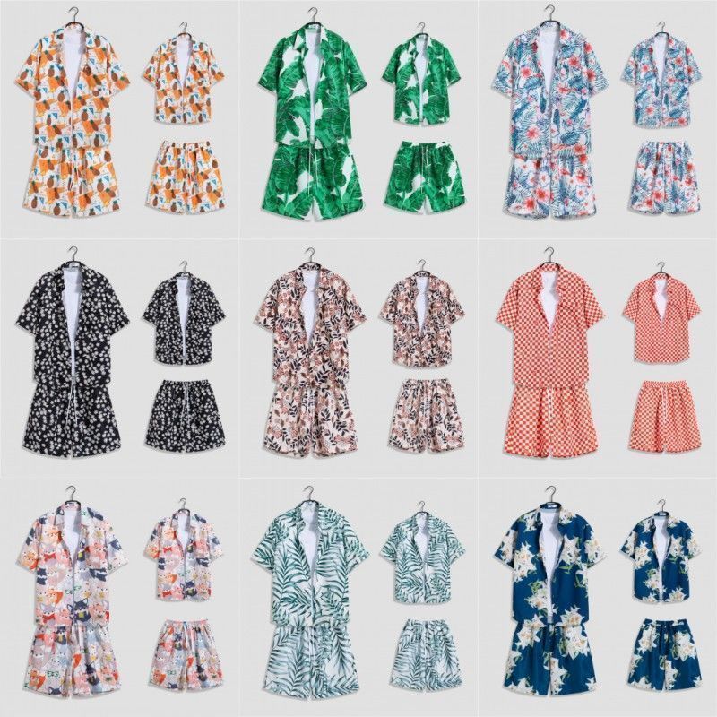 여름 해변 세트 남성 반팔 꽃 셔츠 플러스 사이즈 느슨한 커플은 하와이안 셔츠 반바지 투피스 세트 착용합니다.
