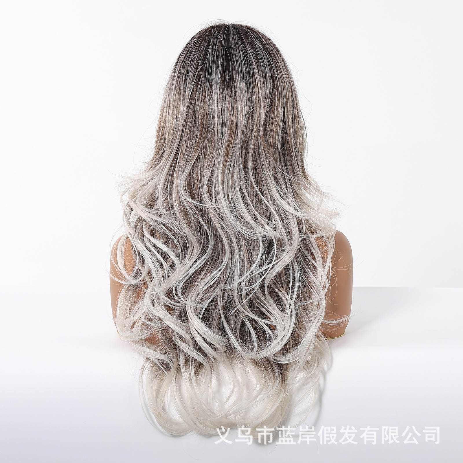 Estilo europeo y americano nueva peluca larga y rizada gradiente gris gran onda mate seda de alta temperatura cabello de fibra química cubierta completa en stock