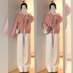 ファッション塩系は小さいニットのカーディガンのセーターを着ています。