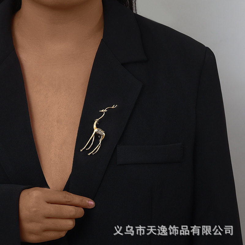 European and American Retro Small Elk Brooch for Women, Personalized Elegant, Outwear, Cardigan, Suit Pin, High-End Fashion and Exquisite Corsage