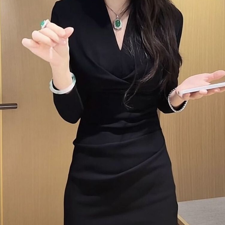 大码长袖加绒法式赫本风冬季设计感小众收腰显瘦V领包臀连衣裙女|undefined