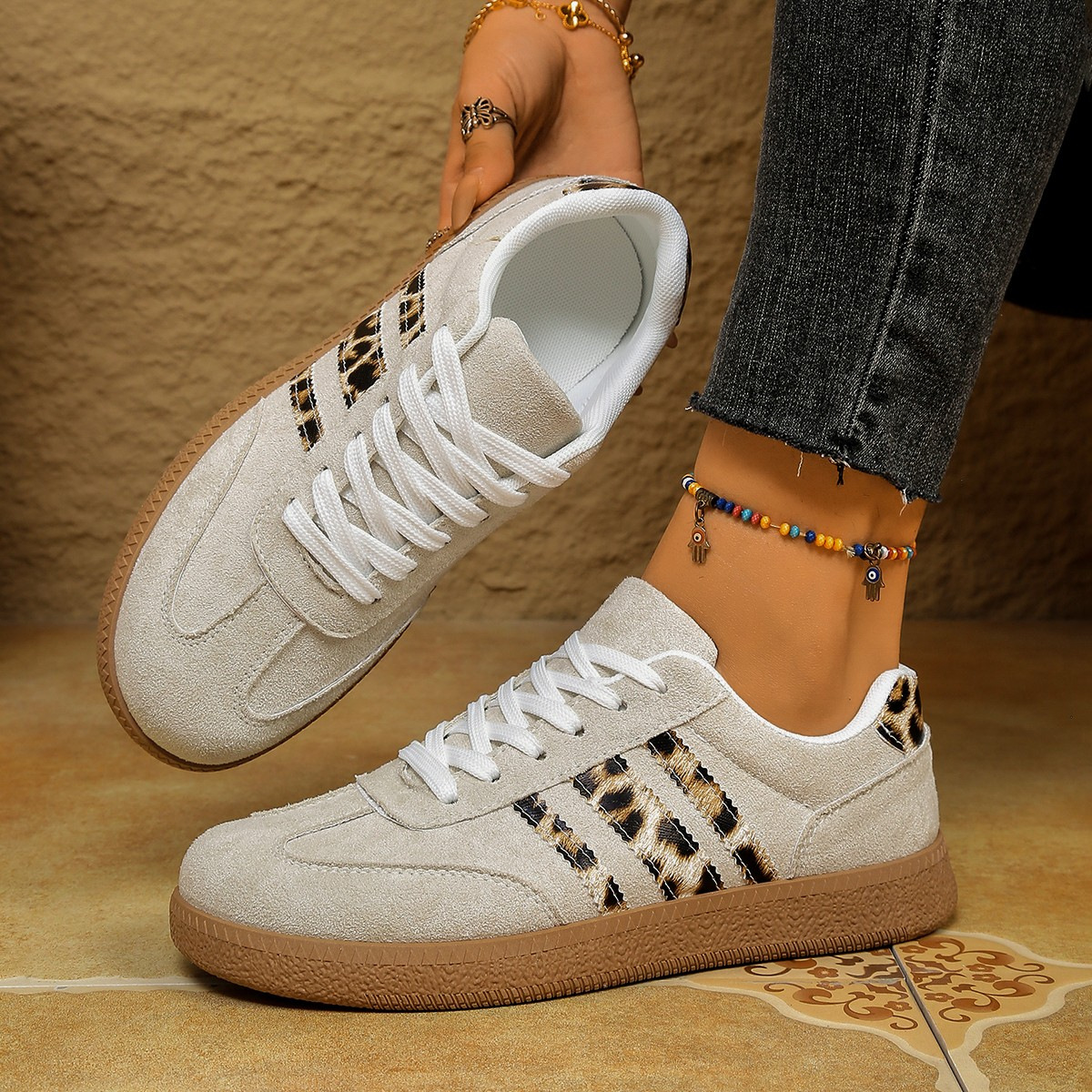 Comercio exterior de tamaño grande primavera y otoño nuevo retrógrado leopardo pequeño zapato blanco mujer transfronteriza correa de cabeza redonda de tamaño grande zapatos de skate casuales versátiles