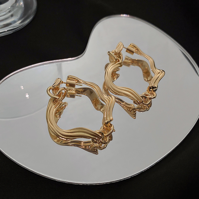 Aguja de plata rayado torcido pendientes geométricos pendientes diseño europeo y americano barroco aretes nicho red pendientes de la manera roja