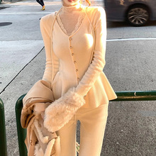 小蛮腰 蕾丝收腰小裙摆毛衣软糯V领针织打底衫秋冬内搭上衣2025新