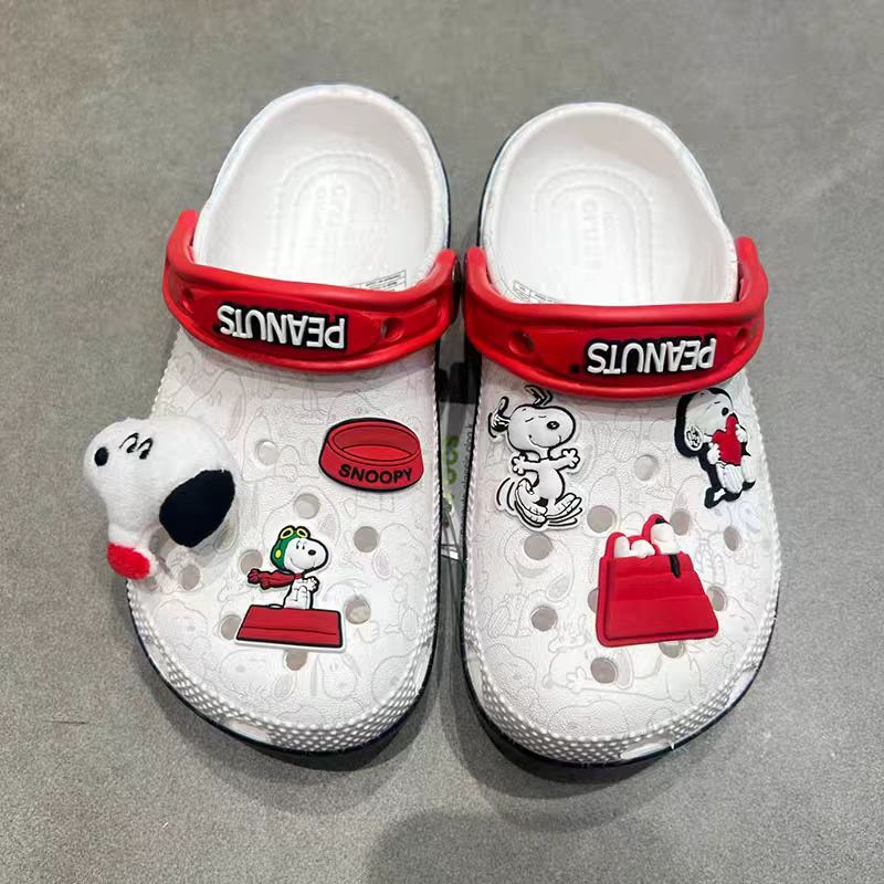 Cross New Snoopy Clogs for Girls, Summer Children's Beach Closed-Toe Sandals, Big Kids' Sandals for Boys