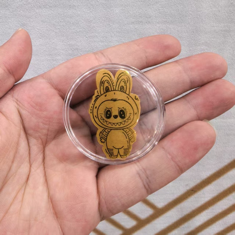 ラブブ labubu 携帯電話ステッカー 2mg 漫画かわいい新年幸運の色金フレーク水貝 999 純金卸売|undefined