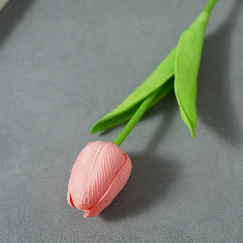 国境を越えたアマゾンpuはチューリップの花をシミュレートして、絹の花の偽の花の結婚祝いの家庭用品の北欧の装飾品を手に持っている|undefined