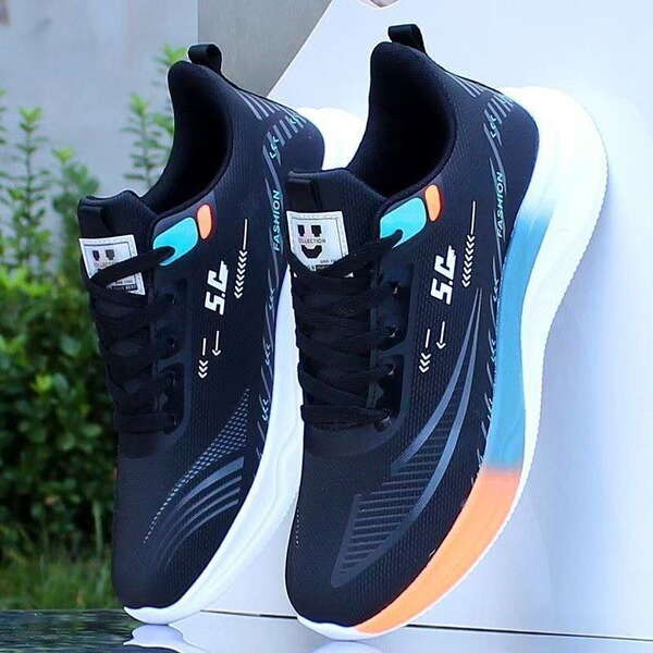 Fashionable sneakers for leisure