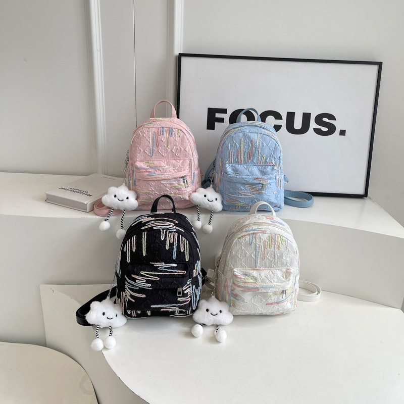 Mochila para viajes de niñas, hermosa mujer universitaria minimalista, rayas de color, mochila de moda de primavera.