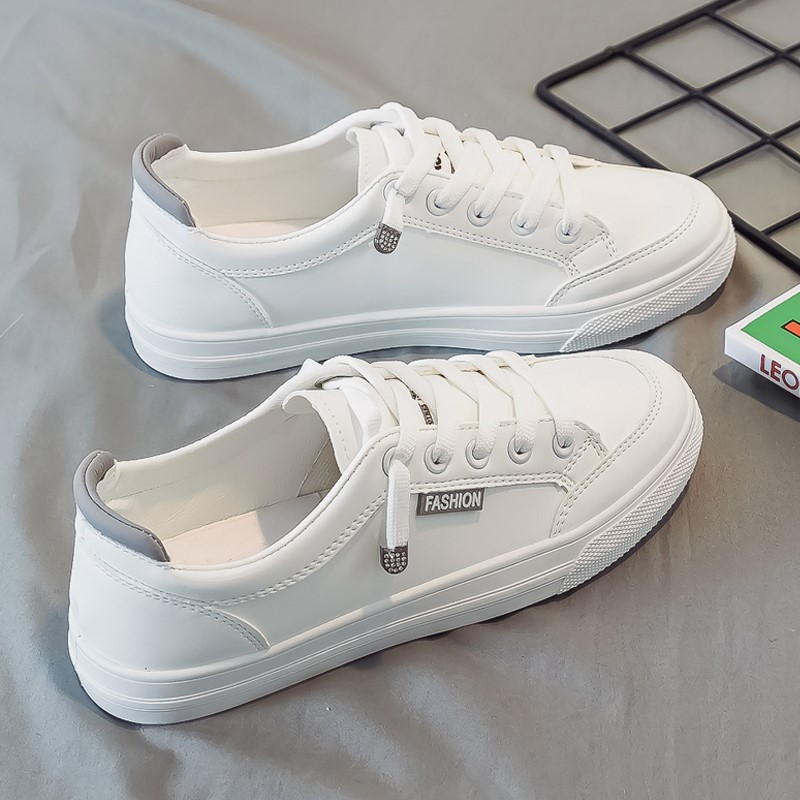 Pequeños zapatos blancos de primavera y otoño de 2025 nuevos zapatos casuales de estilo coreano, zapatos de skate de moda versátiles