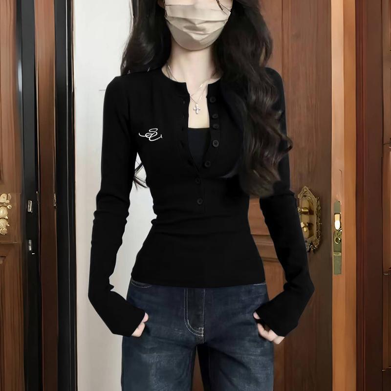 肩のボタンの綿の長袖のtシャツの女性の春秋の中で短いタイプの底のシャツを掛けます。|undefined