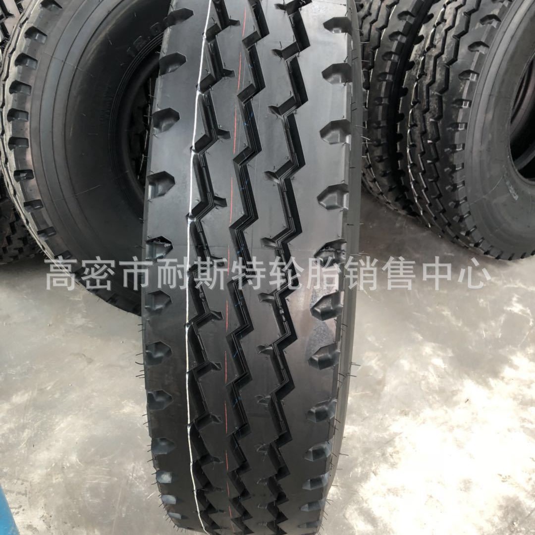 全钢825/900/1000/1100/1200R20前四后八大货卡车钢丝载重轮胎